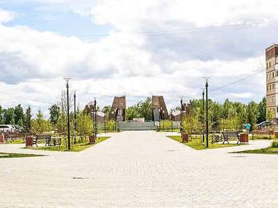 Мемориальный комплекс «Аллея славы».

Ещё один мемориальный комплекс, который стоит посетить в Мегионе. Он представляет собой просторный бульвар с яблонями, хорошим благоустройством и местами отдыха. А ещё это место, где можно найти имена всех солдат, некогда живших в Мегионе, но отдавших жизнь в различных войнах. Кроме них – имена тружеников тыла. Эти люди – настоящие герои для потомков. В их честь в год 75 юбилея Победы в Великой Отечественной войне и была создана архитектурная композиция, что занимает центральное место на «Аллее славы» – шесть стел высотой 3, 6 и 9 метров. В центре – три фигуры солдата времен Первой мировой войны, времен Афганского конфликта, и женщины, на которых почти всё держалось в тылу. На постамент нанесена надпись «Слава защитникам Отечества». Грандиозное сооружение, которое невооруженным взглядом видно издалека, торжественно открыли 5 сентября 2020 года. В честь этого события был дан троекратный залп из оружия, а память героев почтили символичной минутой молчания. Бульвар и мемориальный комплекс находятся на пересечении улиц Заречной и Ленина.